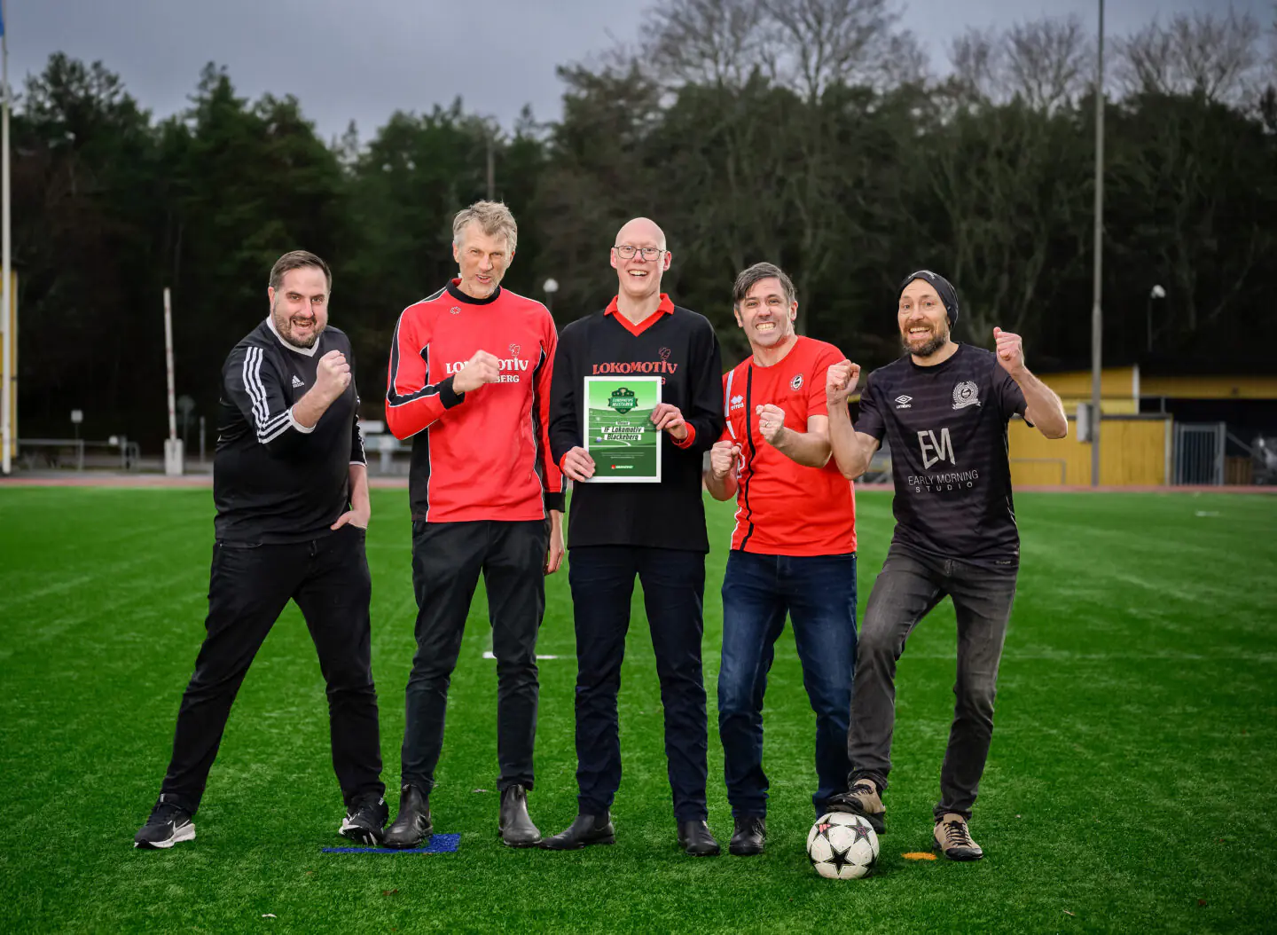IF Lokomotiv Blackeberg firar segern i Europatipsmästaren 2025 med diplomet på planen
